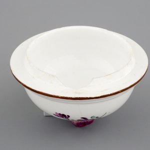Une cafetière et sa tasse en porcelaine de Höchst, 18ème siècle — photo 18