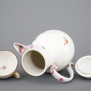 Une cafetière et sa tasse en porcelaine de Höchst, 18ème siècle — photo 6