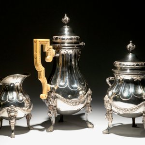 Une cafetière et un cremier aux anses en ivoire et un pot à sucre en argent, style Louis XVI, marques de J. Roelandts, Gand, 1779 — photo 4