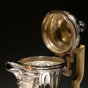 Une cafetière et un cremier aux anses en ivoire et un pot à sucre en argent, style Louis XVI, marques de J. Roelandts, Gand, 1779 — photo 6