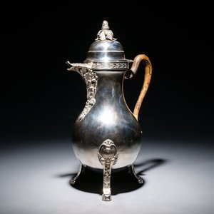 Une cafetière tripode en argent à prise en bois, probablement Gand, Belgique, 1792 — photo 1