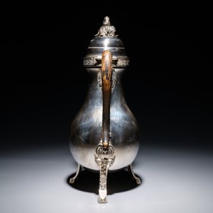 Une cafetière tripode en argent à prise en bois, probablement Gand, Belgique, 1792 — photo 3