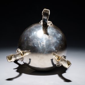 Une cafetière tripode en argent à prise en bois, probablement Gand, Belgique, 1792 — photo 6