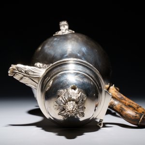 Une cafetière tripode en argent à prise en bois, probablement Gand, Belgique, 1792 — photo 8
