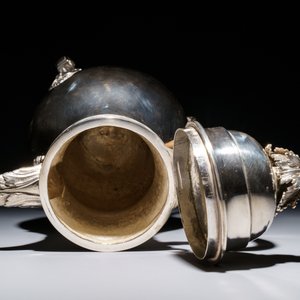 Une cafetière tripode en argent à prise en bois, probablement Gand, Belgique, 1792 — photo 9