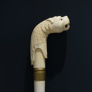 Une canne animalière en ivoire sculpté d'une tête de lion et cuivre, travail anglo-indien, 19ème siècle — photo 5