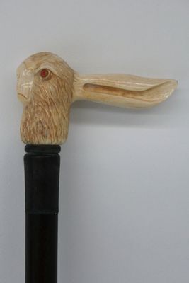 Une canne en ivoire et bois d'ébène, pommeau en forme de lapin et canard, 19e