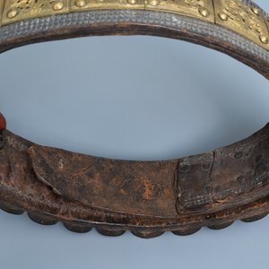 Une ceinture de marriage en cuir incrusté de cabochons en cornaline et de plaques en laiton, les Balkans, 18/19ème — photo 8