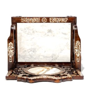 Une chaise en bois hongmu incrusté de nacre avec des tablettes en marbre, 19ème — photo 7