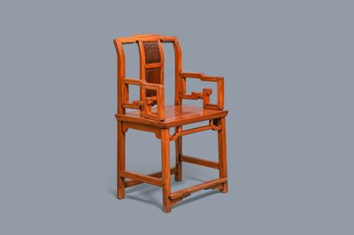 Une chaise en bois incrusté de panneaux en bois sculpté, Chine, 19ème