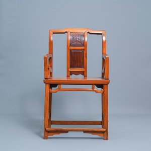 Une chaise en bois incrusté de panneaux en bois sculpté, Chine, 19ème — photo 3