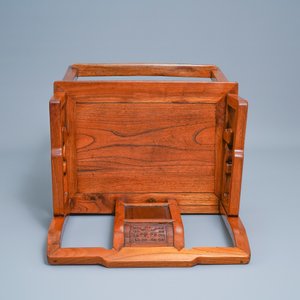 Une chaise en bois incrusté de panneaux en bois sculpté, Chine, 19ème — photo 7