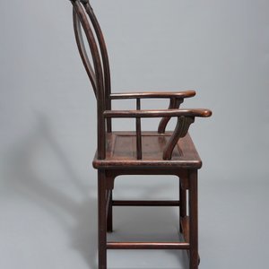 Une chaise en bois sculpté, Chine, 19/20ème — photo 3