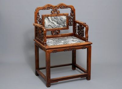 Une chaise en bois sculpté et panneaux de marbre, Chine, début du 20ème