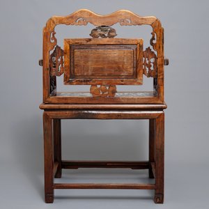 Une chaise en bois sculpté et panneaux de marbre, Chine, début du 20ème — photo 4