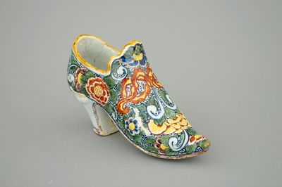 Une chaussure en faïence de Delft polychrome, 18ème
