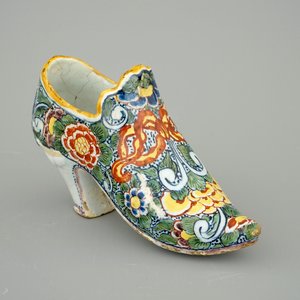 Une chaussure en faïence de Delft polychrome, 18ème — photo 1