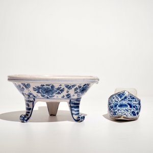 Une chaussure et un rechaude en faïence de Delft bleu et blanc, 18ème — photo 4