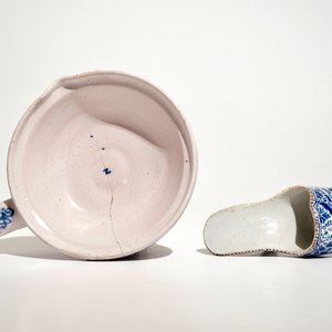 Une chaussure et un rechaude en faïence de Delft bleu et blanc, 18ème — photo 5