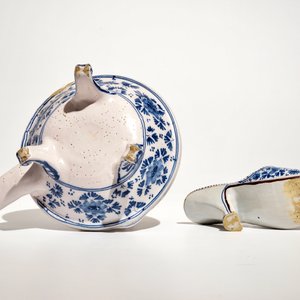 Une chaussure et un rechaude en faïence de Delft bleu et blanc, 18ème — photo 6