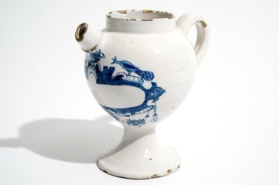 Une chevrette en faïence de Delft bleu et blanc, 18ème