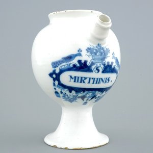 Une chevrette en faïence de Delft bleu et blanc "S. Mirthinis", 18ème — photo 1