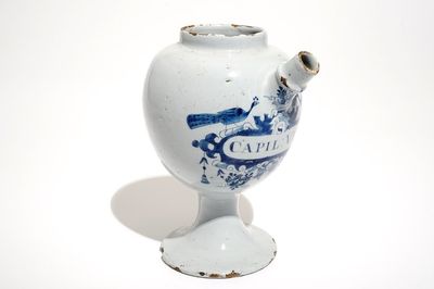 Une chevrette en faïence de Delft bleu et blanc "S:Capil:Ven", 18ème