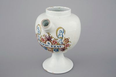 Une chevrette en faïence de Delft polychrome, 18ème