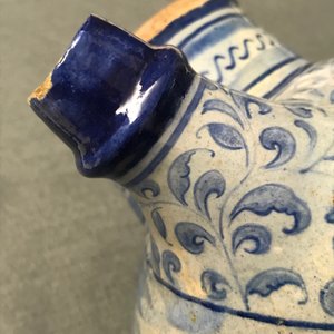 Une chevrette en majolique d'Anvers en bleu et blanc, datée 1549 — photo 11