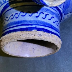 Une chevrette en majolique d'Anvers en bleu et blanc, datée 1549 — photo 19
