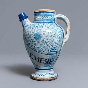 Une chevrette en majolique d'Anvers en bleu et blanc, datée 1549 — photo 4