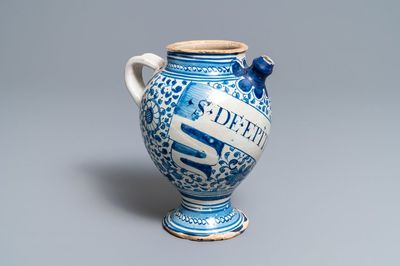 Une chevrette en majolique d'Anvers en bleu et blanc, datée 1609