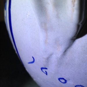 Une chevrette en majolique d'Anvers en bleu et blanc, datée 1609 — photo 22