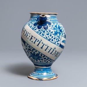 Une chevrette en majolique d'Anvers en bleu et blanc, datée 1609 — photo 3