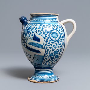 Une chevrette en majolique d'Anvers en bleu et blanc, datée 1609 — photo 4
