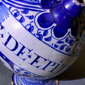 Une chevrette en majolique d'Anvers en bleu et blanc, datée 1609 — photo 9