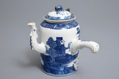 Une chocolatière couverte en porcelaine de Chine bleu et blanc, Qianlong/Jiaqing
