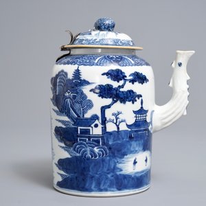 Une chocolatière couverte en porcelaine de Chine bleu et blanc, Qianlong/Jiaqing — photo 4