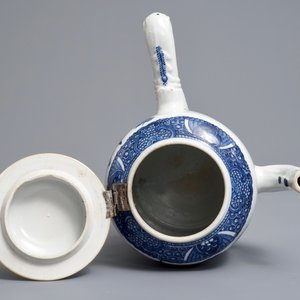 Une chocolatière couverte en porcelaine de Chine bleu et blanc, Qianlong/Jiaqing — photo 6