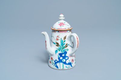 Une chocolatière en porcelaine de Chine famille rose à décor de 'La romance de la chambre de l'ouest', Yongzheng