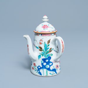Une chocolatière en porcelaine de Chine famille rose à décor de 'La romance de la chambre de l'ouest', Yongzheng — photo 1