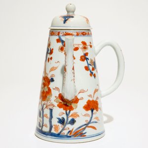 Une chocolatière en porcelaine de Chine Imari à décor floral, Qianlong — photo 2