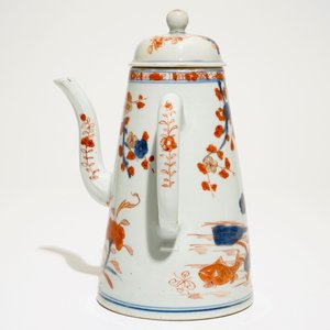Une chocolatière en porcelaine de Chine Imari à décor floral, Qianlong — photo 5