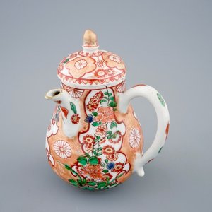 Une chocolatière en porcelaine de Chine verte-Imari, Kangxi — photo 1