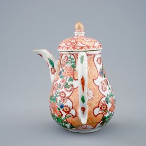 Une chocolatière en porcelaine de Chine verte-Imari, Kangxi — photo 5