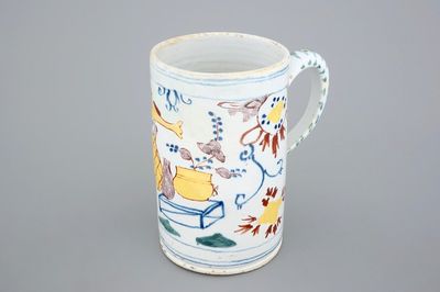 Une chope à bière en Delft polychrome de grande taille, 18ème