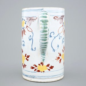 Une chope à bière en Delft polychrome de grande taille, 18ème — photo 3