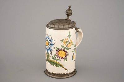 Une chope à bière en faience à décor florale, 18ème, Allemagne
