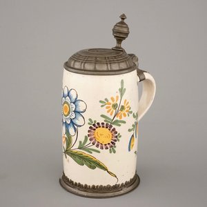 Une chope à bière en faience à décor florale, 18ème, Allemagne — photo 1