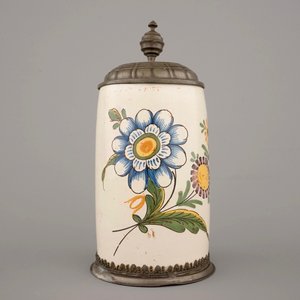 Une chope à bière en faience à décor florale, 18ème, Allemagne — photo 5